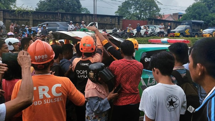 DMC Dompet Dhuafa Evakuasi Penyintas Banjir Dan Tanah Longsor Kota