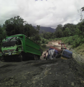 Mobil Truk Bermuatan Kayu Olahan Terjebak Lumpur, Jalan Penghubung Konut – Kota Kendari Macet