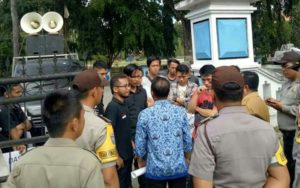 Unjuk Rasa di Kantor DPRD Sultra Tolak Kenaikan TDL