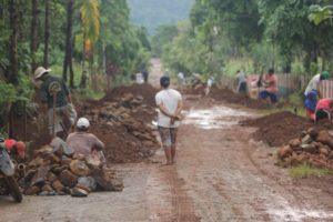 Bangun Infrastruktur Desa, Kades Sari Mukti Berdayakan Warganya