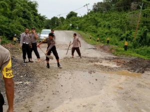 Cegah Lakalantas, Polsek Lasolo Kompak Bersama Warga Perbaiki Jalan