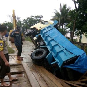 Truk Bermuatan Berat Amblas, Akses Penghubung ke Ibukota Kecamatan Terputus