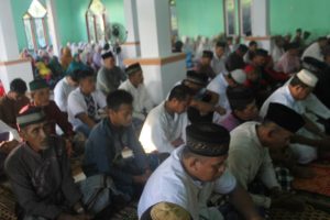 Warga Desa Andumowu Shalat Idul Fitri di Masjid Babussalam
