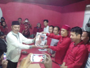 Kembalikan Berkas Pendaftaran Sebagai Calon Bupati, H.Litanto Didampingi  Sejumlah Tim Kerja