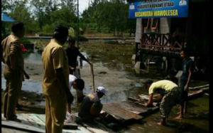 Perbaiki Sarana Jalan, Camat Wawolesea Libatkan Staf dan Warganya