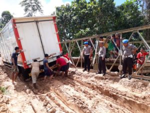 Pantau Kondisi Jalan Rusak, Polres Konawe Hadirkan Kontraktor