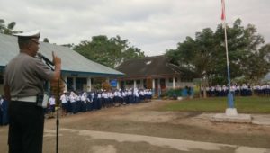 Kasat Lantas Konawe Bertindak Selaku Pembina Upacara di SMPN 1 Uepai