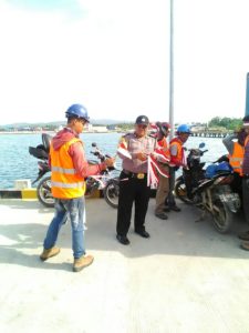 Tingkatkan Rasa Nasionalisme, Polsek Kawasan Pelabuhan Bagi-Bagi Bendera