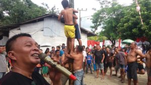 Meriahkan HUT RI ke 72, Relawan Syamsul Ibrahim Gelar Lomba Panjat Pinang