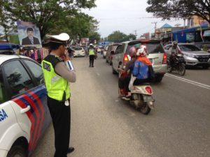 Pastikan Kenyamanan Pengendara, Sat Lantas Res Konawe Atur Arus Lalin di Depan  Pasar Wawotobi