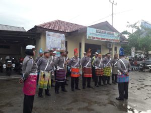 Sat Lantas Konawe Layani Masyarakat Menggunakan Pakaian Adat