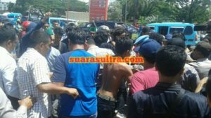 Demo Kenaikan BBM, Massa Bentrok dengan Polisi