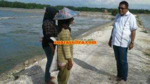 Sambangi Konsel, Hugua Tinjau Empang Masyarakat dan Pasar Tinanggea