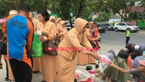 Berbagi Nasi Bungkus, Hasnawati Djunaidi : Sedekah Itu Tidak Akan Membuat Kita Miskin