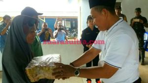 Kunker di Latoma, Pj Bupati Serahkan Bantuan Sembako ke Warga 