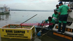 Polsek Kawasan Pelabuhan Bersinergi dengan Polres Kendari Bersihkan Sampah