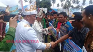 Tingkatkan Kesejahteraan Masyarakat, Bupati Konut Serahkan Bantuan Kapal Nelayan