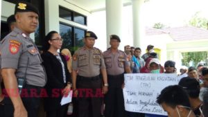 Diduga Selewengkan Dana Desa, Kades Paku Jaya Didemo