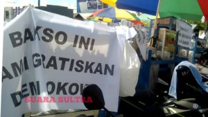 75 Gerobak Bakso Bertuliskan “Bakso ini Kami Gratiskan Demi Jokowi” Ramaikan Deklarasi Fortuna
