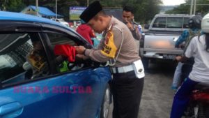 Jelang Buka Puasa, Polisi Lalu Lintas Polda Sultra Bagi-bagi Takjil Kepada Pengendara di Jalan Raya