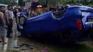 Diduga Alami Pecah Ban, Mobil ini Terbalik Setelah Menabrak Pagar Warga