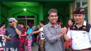 Indahnya Toleransi, Pemuda – Pemudi Umat Hindu Bagi Takjil di Jalan Raya dan Masjid