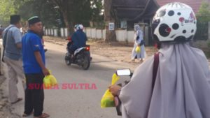 Peduli Sesama, Ikatan Alumni SMU 2 Raha Angkatan 2003 Bagi Ratusan Takjil Gratis