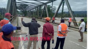 Tim Supervisi Balai Jalan Nasional Tinjau Kondisi Jembatan Ameroro