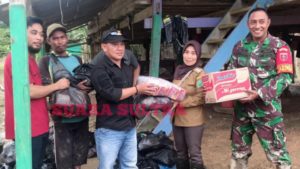 Tinjau Lokasi Banjir, Camat Abuki Salurkan Bantuan Sembako