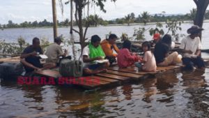 Bersama Tim Media, Pemda Konawe Salurkan Bantuan Makanan Siap Saji Kepada Korban Bencana Banjir