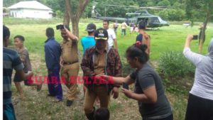 Gunakan Helikopter Milik AD,  Wakil Bupati Konawe Salurkan Bantuan di Latoma