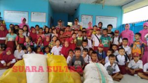 Serahkan Bantuan Pakaian di Kecamatan Oheo, Polsek Asera Beri Trauma Haeling Kepada Murid Sekolah Dasar