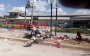 Sampah Kembali Berserakan di Sekitar Pasar Laino