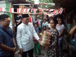 PJ Ketum PB HMI Berbagi Daging Qurban di Bantaran Rel Kereta Api