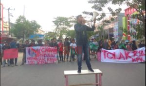 HMI Cabang Kendari Gelar Demonstrasi Tolak Revisi UU KPK