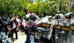 Demo Soal Penembakan Mahasiswa di Mapolda Sultra, Massa Bentrok dengan Polisi