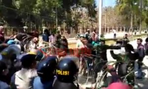 Demo di Mako Polda Sultra Ricuh Polisi dan Pendemo Terlibat Bentrok, Polisi dan Mahasiswa Terluka