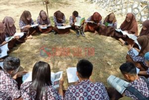 Siswa SMAN 1 Sawa Belajar di Luar Kelas