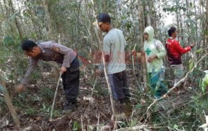 Bersama Warga, Polsek Lasolo Tangani Kebakaran Hutan di Laskep