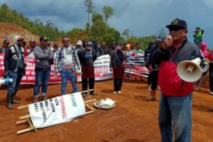PT. Antam Naik Banding, Pemilik Lahan Segel Pakai Adat Mosehe