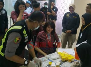Pilot dan Pramugari serta Sopir Mobil Antar Kabupaten/Provinsi Jalani Tes Urine