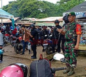 Babinsa Kodim Kendari Bantu Polisi Amankan Gereja dan Objek Vital