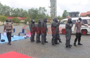 Gunakan Peralatan Khusus, Brimobda Sultra dan Petugas Bandara Simulasi Penanganan Virus Corona