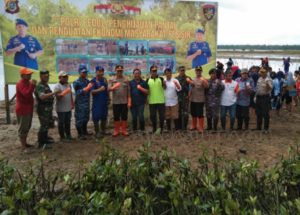 Cegah Abrasi di Teluk Kendari, Polda Sultra Tanam 15.500 Bibit Pohon Mangrove