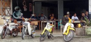 Motor Jadul C70 Jadi Tren di Kota Kalong