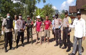 Peduli Keselamatan Warga, Polsek Onembute Lakukan Penyemprotan Disinfektan di Rumah Warga