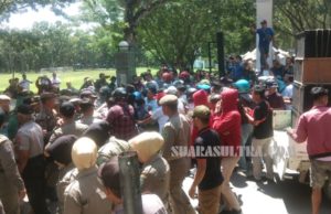 Demo Tuntut Pembayaran Honor Aparat Desa Ricuh, Satu Polisi Terluka