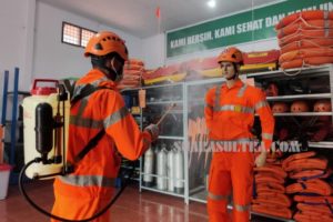 Cegah Penyebaran Virus Corona, Seluruh Ruangan Kantor Basarnas Kendari Disemprot Desinfektan