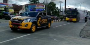 Polres Kendari Gelar Penyemprotan Disinfektan di Jalan Raya dan Sosialisasi Maklumat Kapolri