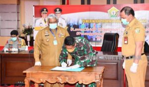 Danrem 143/HO Serahkan Bantuan APD 2000 Pics dari Gugus Tugas Nasional ke Gubernur Sultra